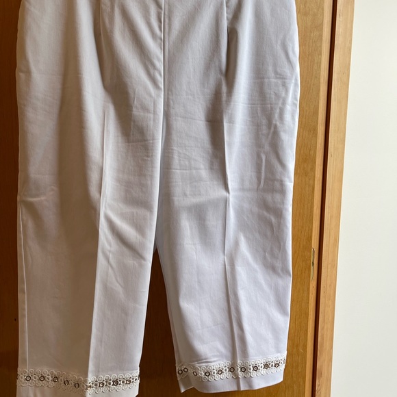 ALFRED DUNNER Barcelona Lace- Embellished Pull On Capri Pants - Size 20W - Picture 2 of 6